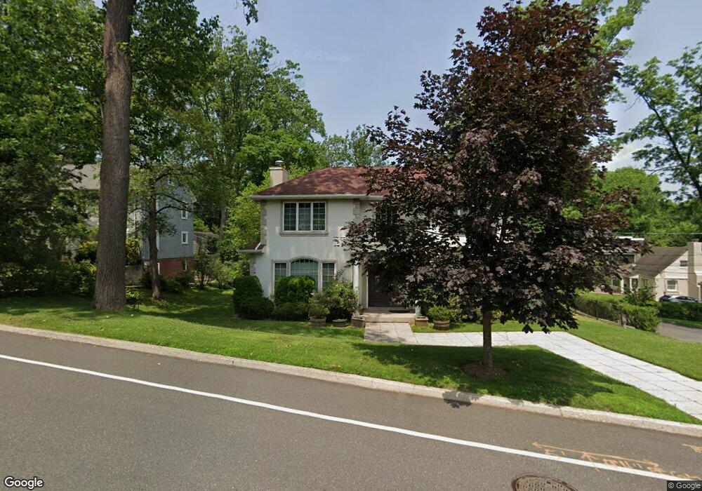 211 Steamboat Rd, Great Neck, NY 11024 - photo 1