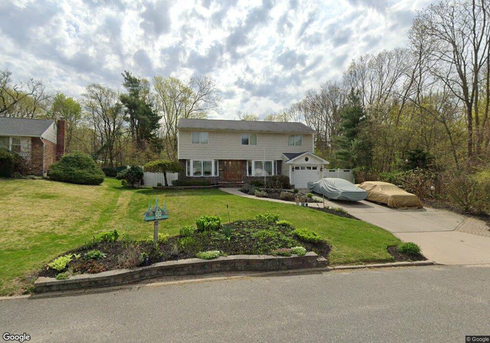 5 Sparton Ln, ComMacK, NY 11725 - photo 1