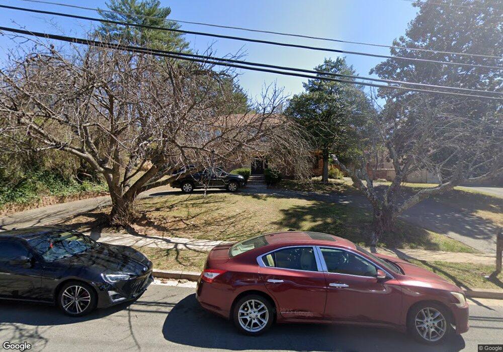 1101 Pine Hill Rd, McLean, VA 22101 - photo 1