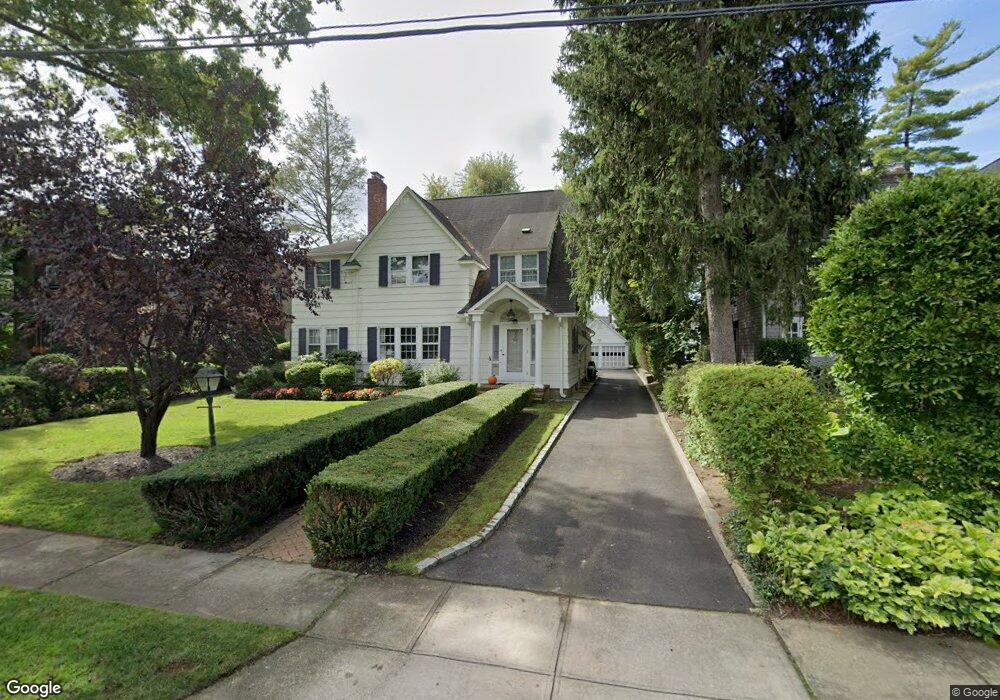 109 Plandome Ct unit B, Manhasset, NY 11030 - photo 1