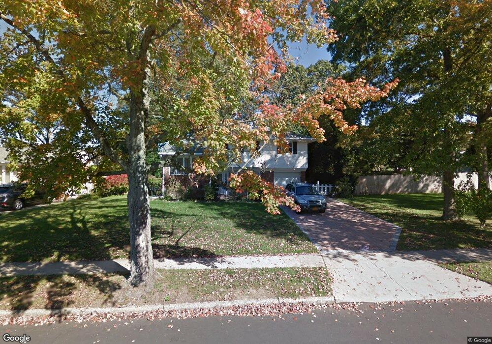 55 Genesee Dr, ComMacK, NY 11725 - photo 1