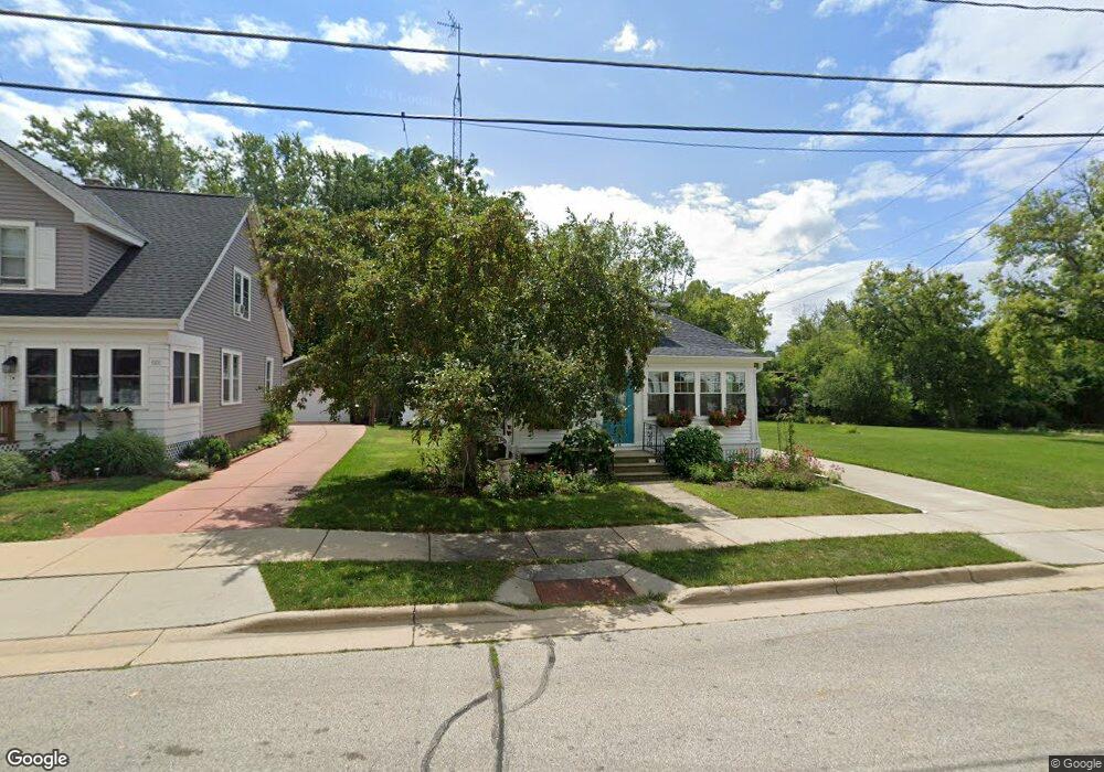 927 W South St, Oconomowoc, WI 53066 - photo 1