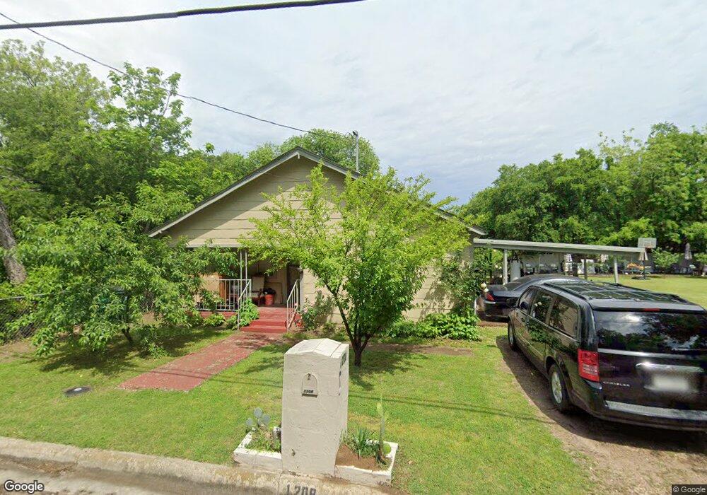 1208 N Weaver St, Gainesville, TX 76240 - photo 1