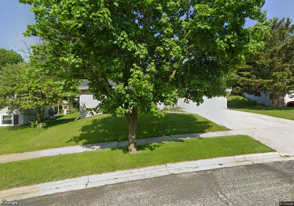 902 Kings Ridge Ct W, West Bend, WI 53090 - photo 1