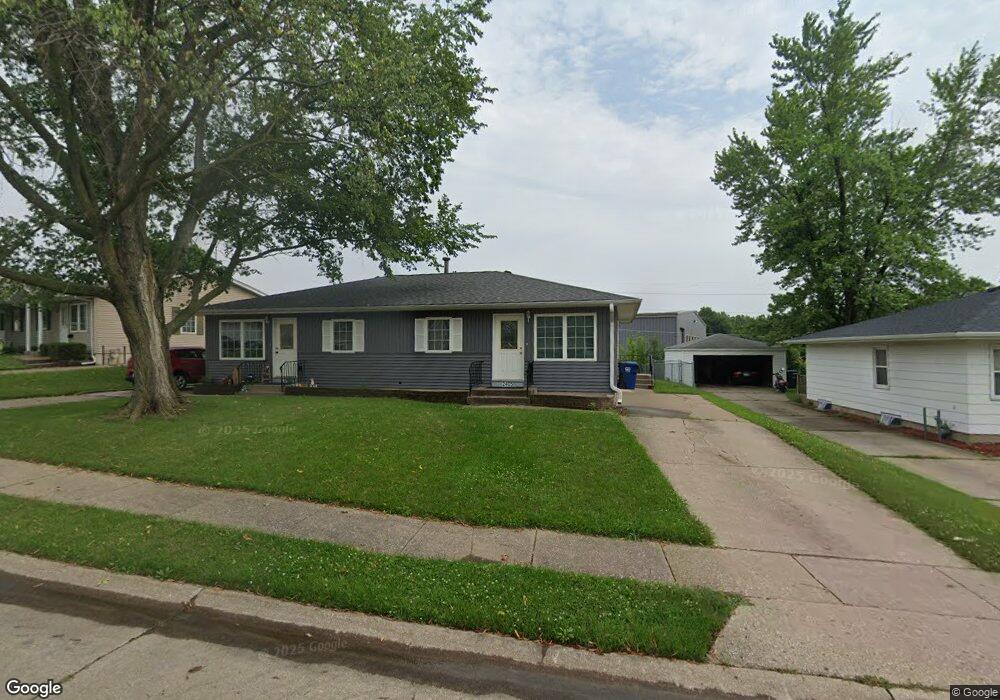 2405 W 40th St, Davenport, IA 52806 - photo 1