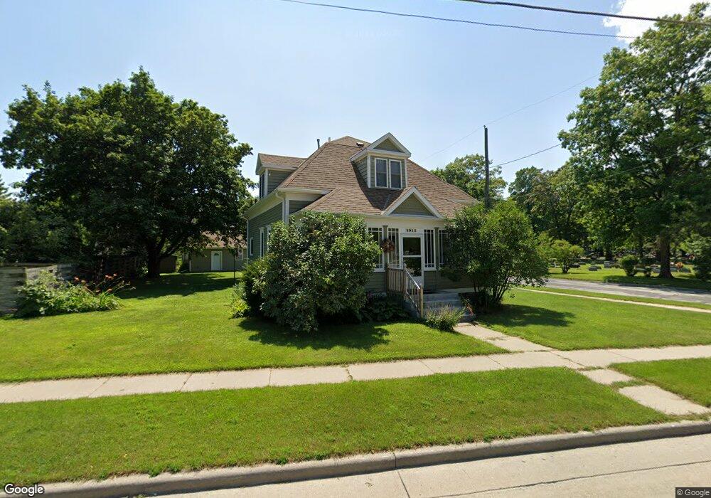 1913 Michigan Ave, Manitowoc, WI 54220 - photo 1