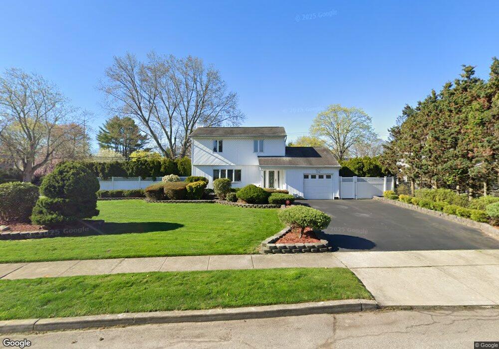 70 Pawnee Dr, ComMacK, NY 11725 - photo 1