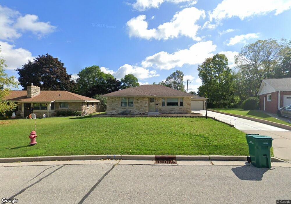 W160N8474 Donald Ct, Menomonee Falls, WI 53051 - photo 1