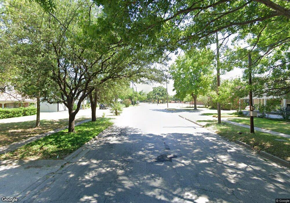 402 E J m Lindsay Blvd, Gainesville, TX 76240 - photo 1