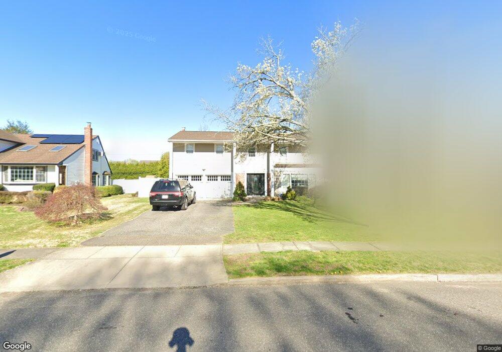 10 Cherokee Ln, ComMacK, NY 11725 - photo 1