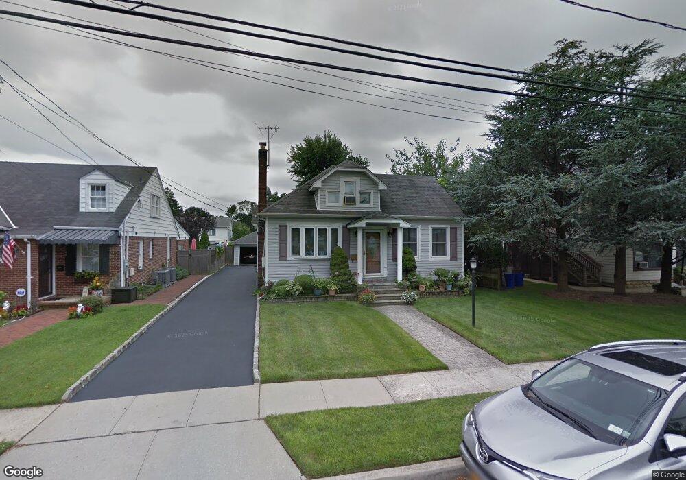 189 Canterbury Rd, Williston Park, NY 11596 - photo 1