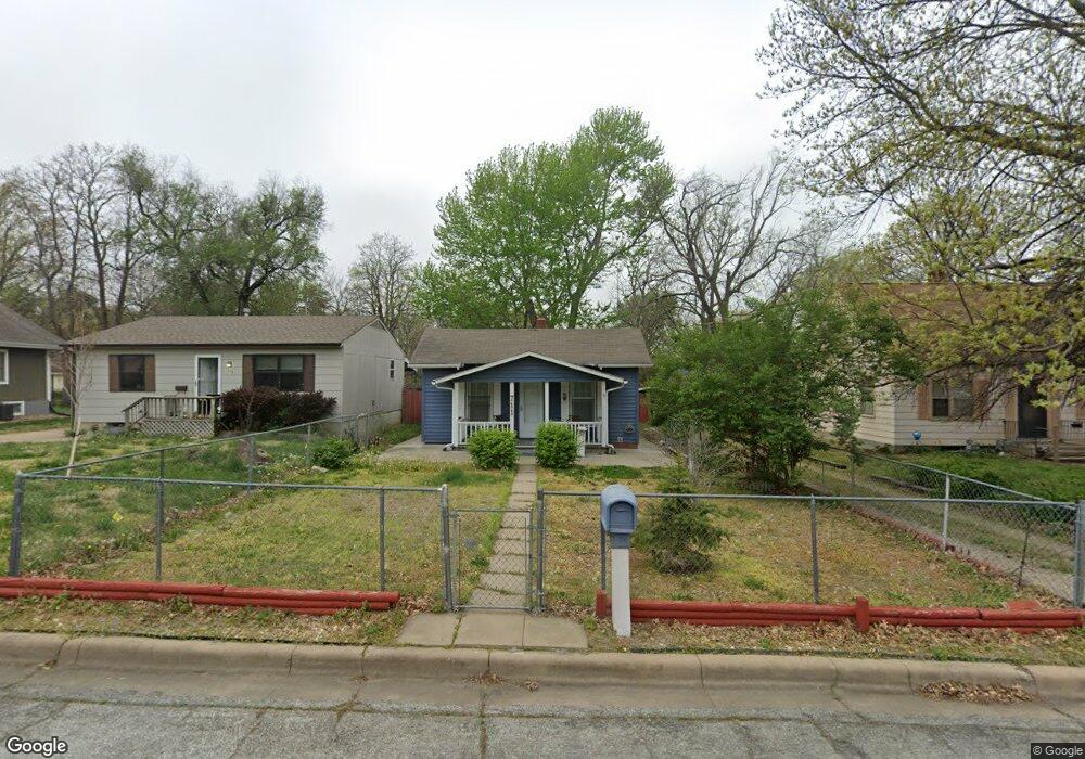 711 SW Parkview St, Topeka, KS 66606 - photo 1