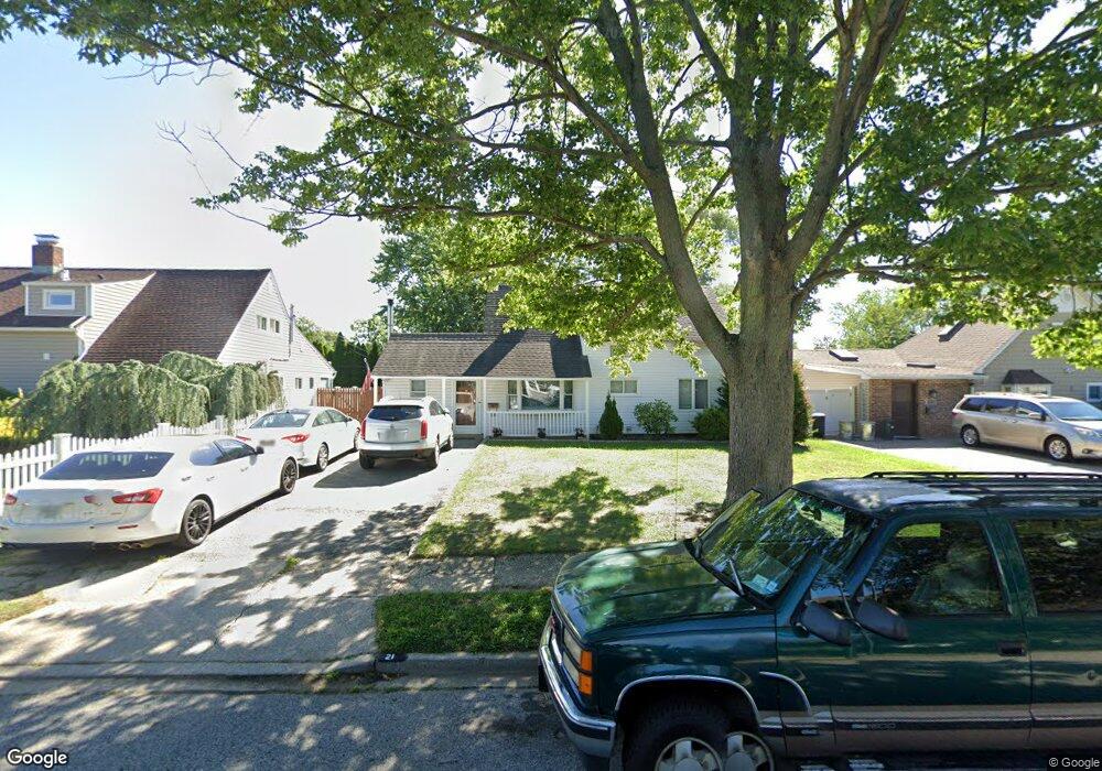 21 Springtime Ln E, Levittown, NY 11756 - photo 1