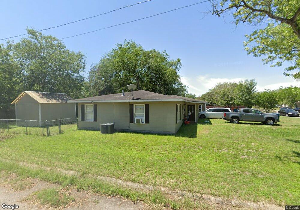 1016 E Hutchinson St, Beeville, TX 78102 - photo 1