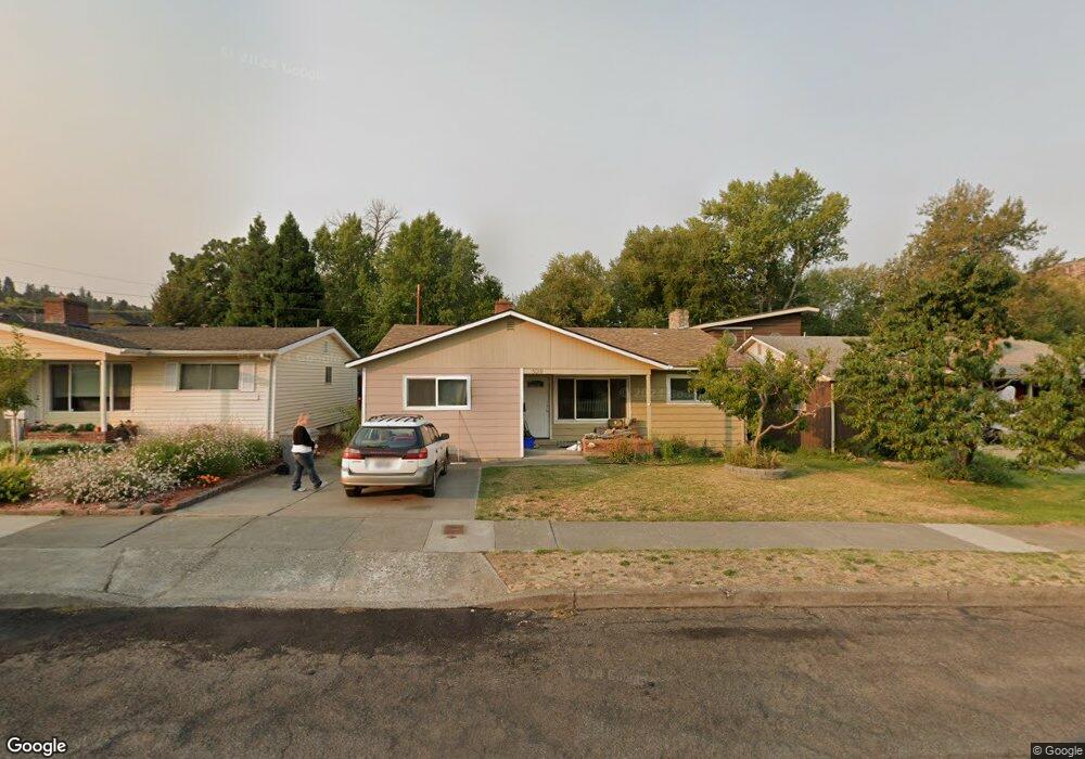 920 W 11th St, the Dalles, OR 97058 - photo 1