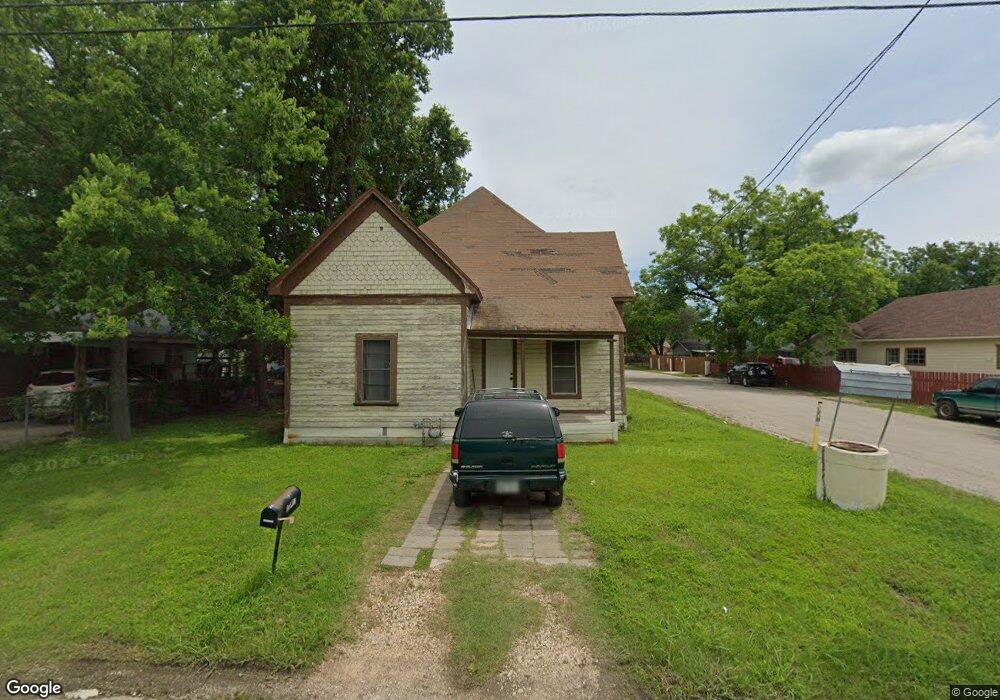 902 Trinity St, Cleburne, TX 76031 - photo 1