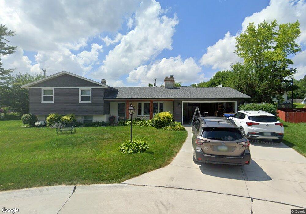 1512 Hillcrest Ct, Bettendorf, IA 52722 - photo 1