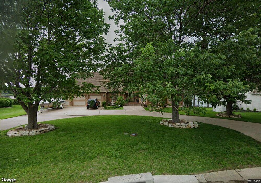 7324 SW Robins Dr, Topeka, KS 66610 - photo 1