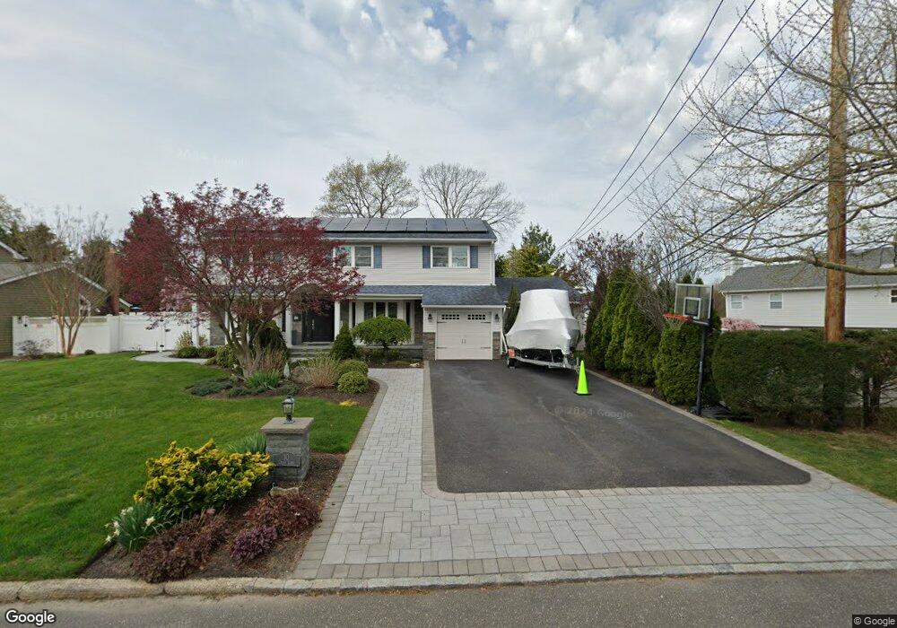 10 Crest Ln, ComMacK, NY 11725 - photo 1