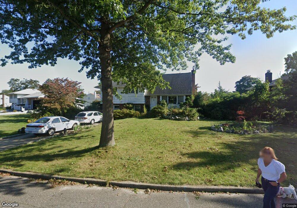 10 Whitebirch Ln, ComMacK, NY 11725 - photo 1