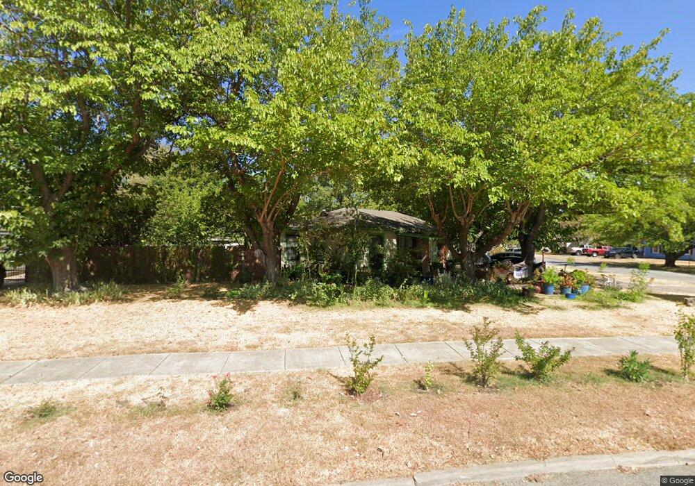 902 Clarice St, Grand Prairie, TX 75051 - photo 1