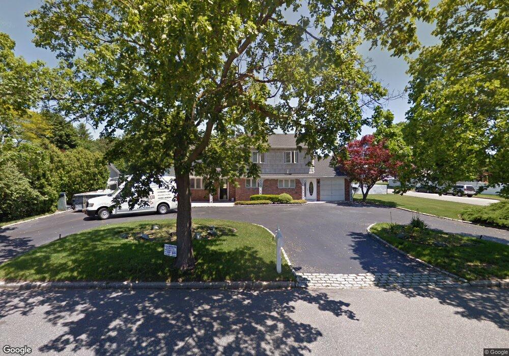 9 Peppermint Rd, ComMacK, NY 11725 - photo 1