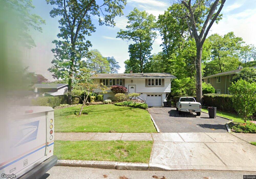 28 Horseshoe Ln, ComMacK, NY 11725 - photo 1