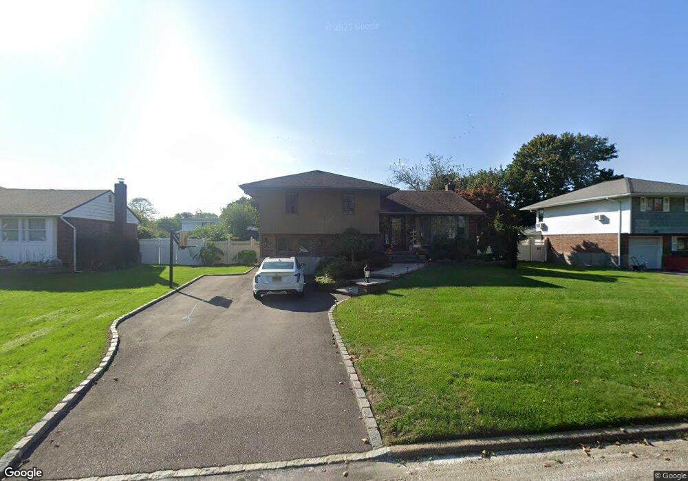 14 Plum Tree Ln, ComMacK, NY 11725 - photo 1