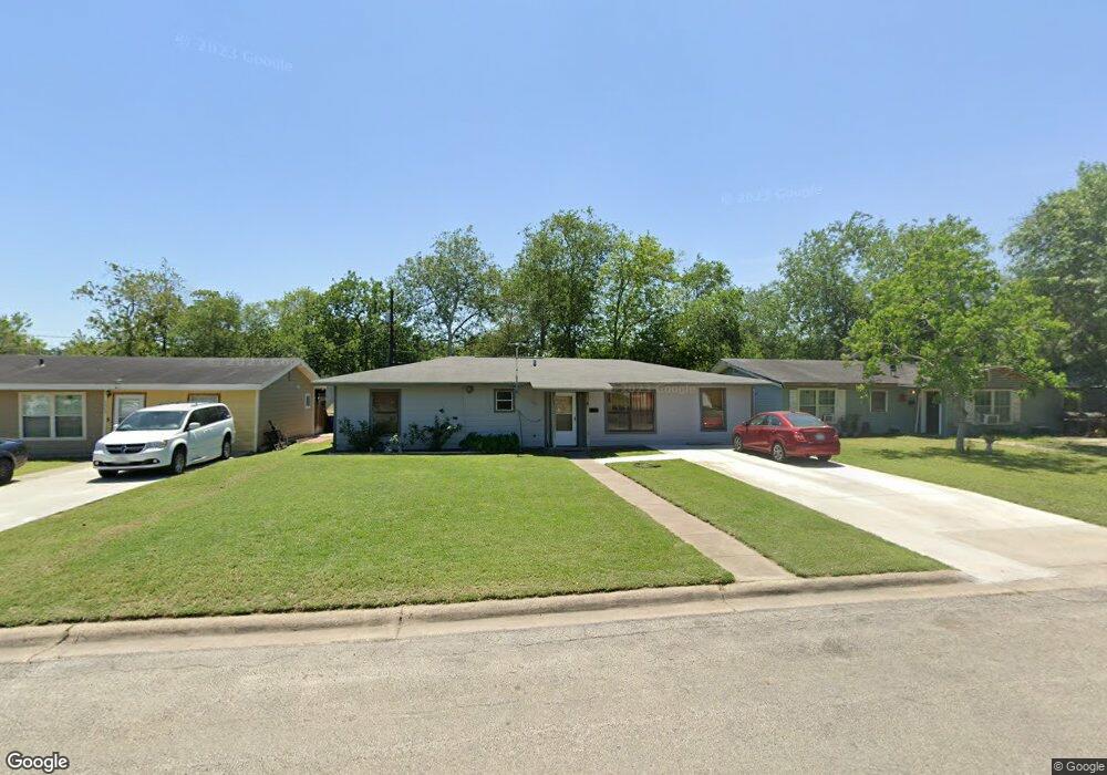 1010 E Huntington St, Beeville, TX 78102 - photo 1