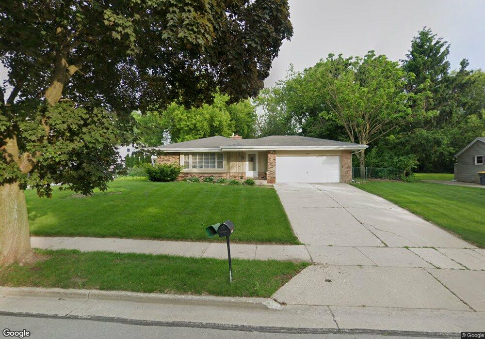 1921 Laura Ln, Waukesha, WI 53186 - photo 1