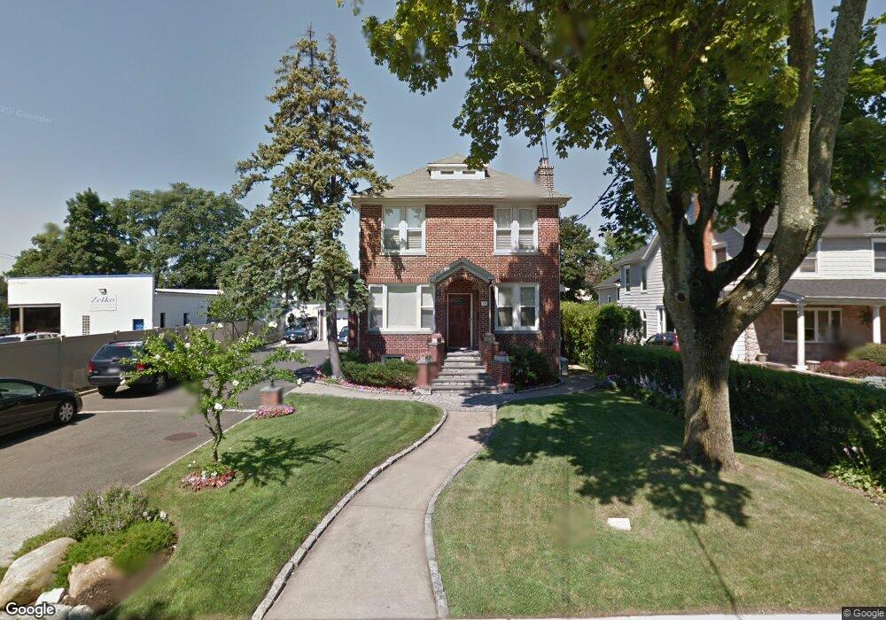 15 Locust Place, Manhasset, NY 11030 - photo 1