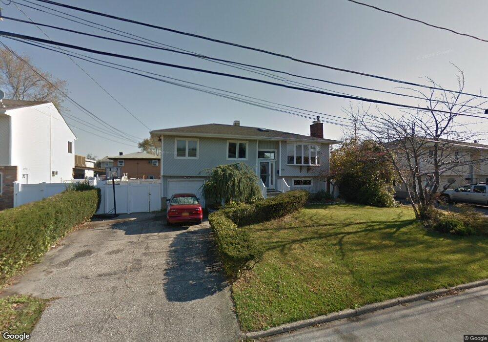 222 Verona Pkwy, Lindenhurst, NY 11757 - photo 1