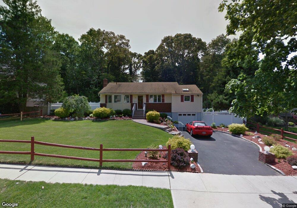 18 Balsam Ln, ComMacK, NY 11725 - photo 1