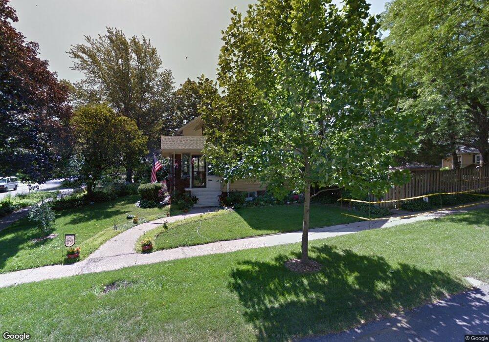 2301 Meadowbrook Dr SE, Cedar Rapids, IA 52403 - photo 1