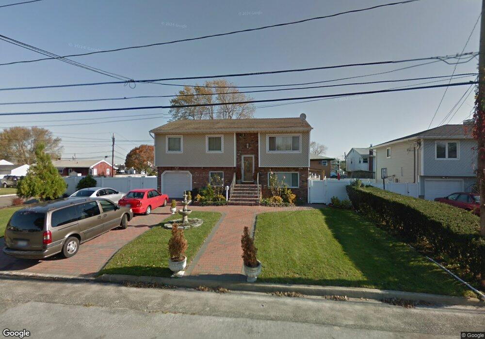 218 Verona Pkwy, Lindenhurst, NY 11757 - photo 1