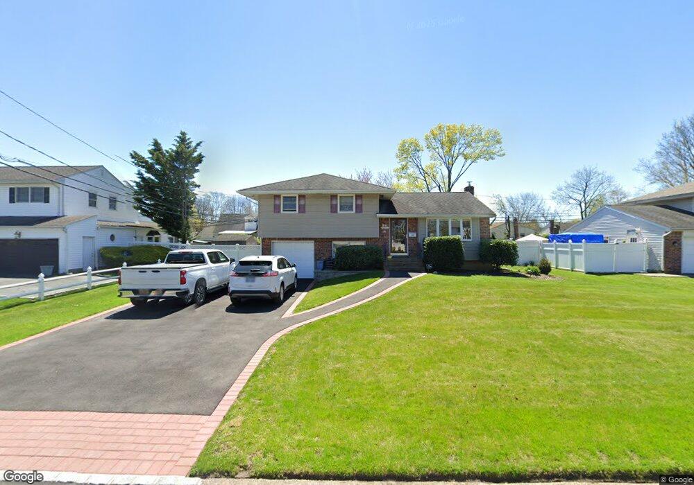 22 Violet Ln, ComMacK, NY 11725 - photo 1