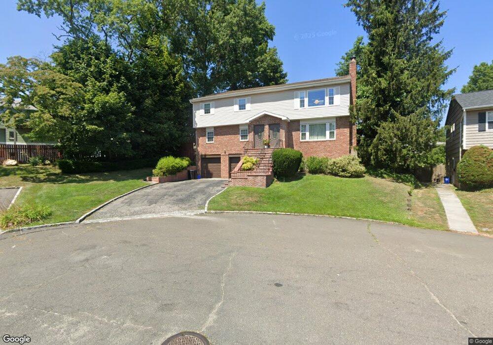 18 Alex Ln unit Upper, Glen Cove, NY 11542 - photo 1