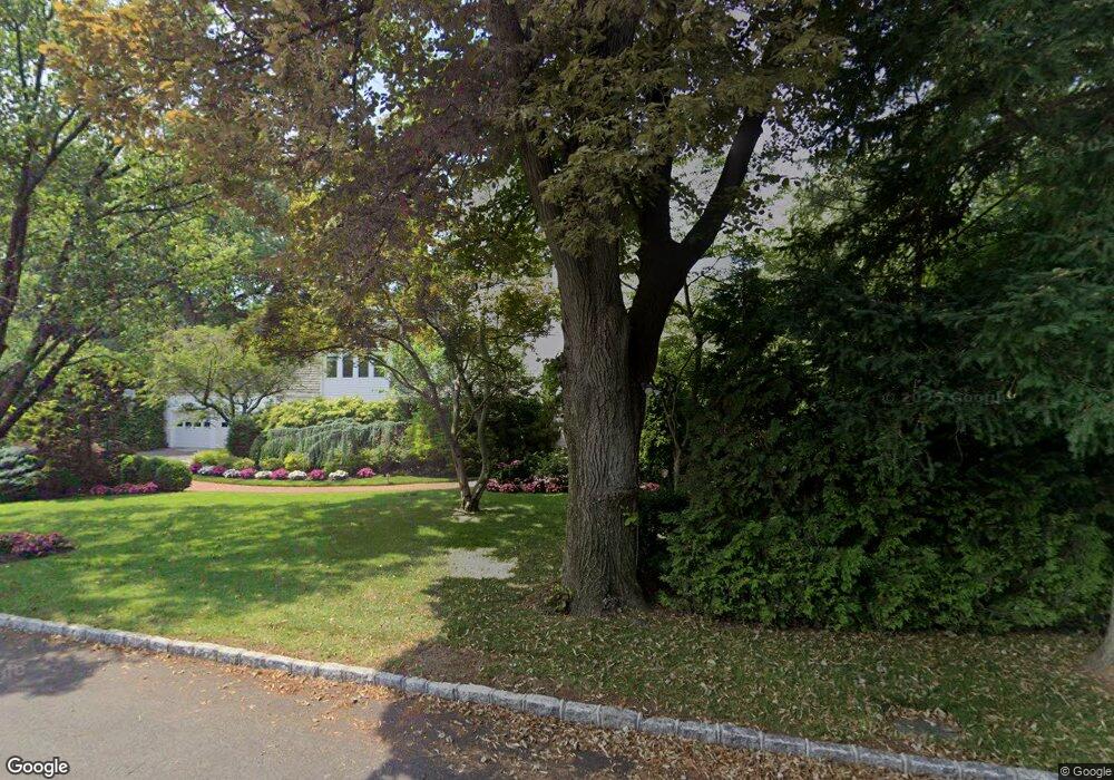 1 Cove Ln, Great Neck, NY 11024 - photo 1