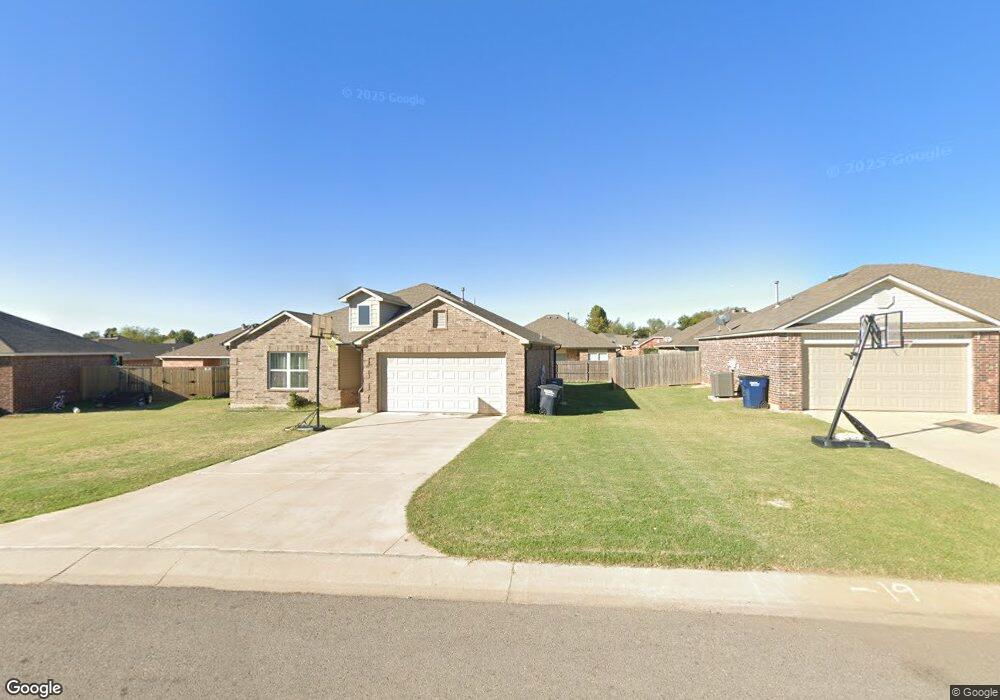 1910 Oak Tree Ct, Shawnee, OK 74804 - photo 1
