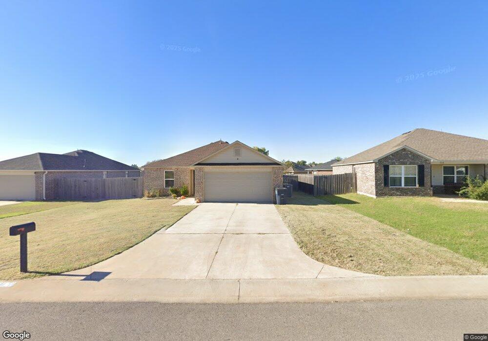 1922 Oak Tree Ct, Shawnee, OK 74804 - photo 1