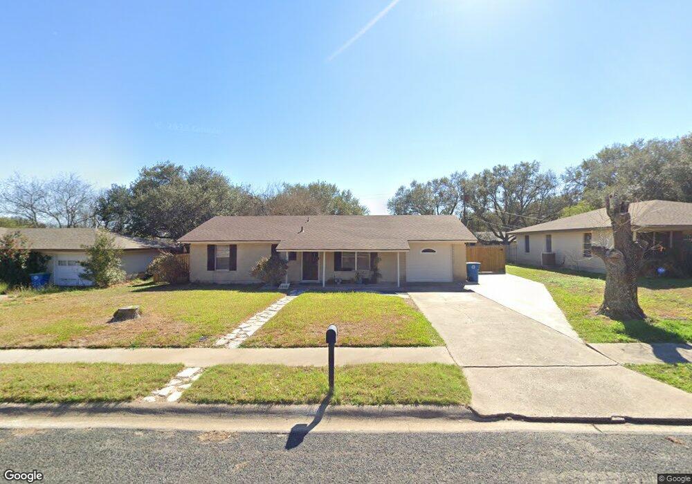 1406 Oriole Ln, Beeville, TX 78102 - photo 1