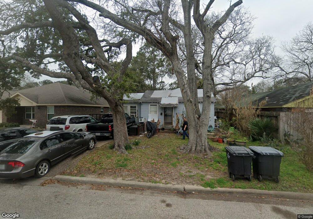 1312 W Dumble St, Alvin, TX 77511 - photo 1