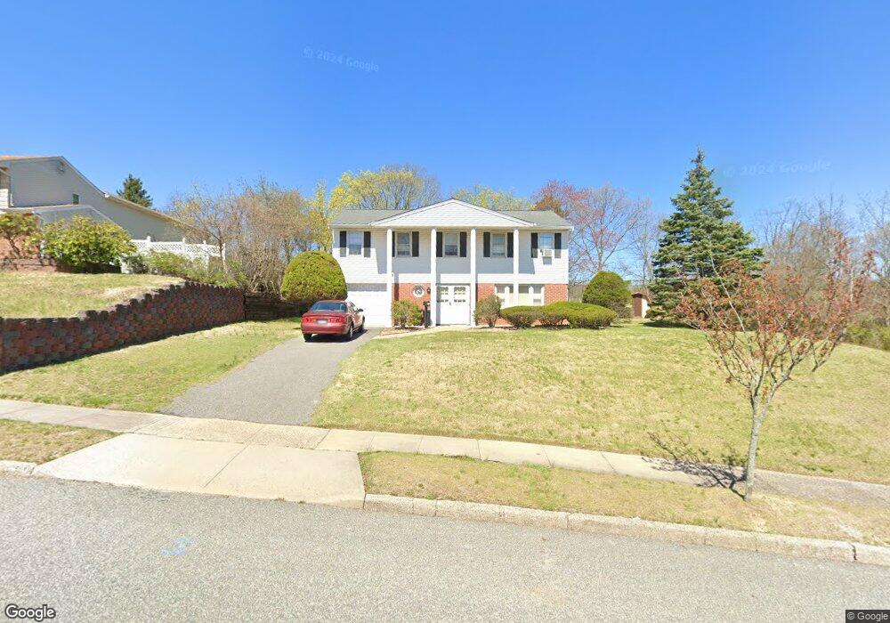 81 Wesleyan Rd, ComMacK, NY 11725 - photo 1