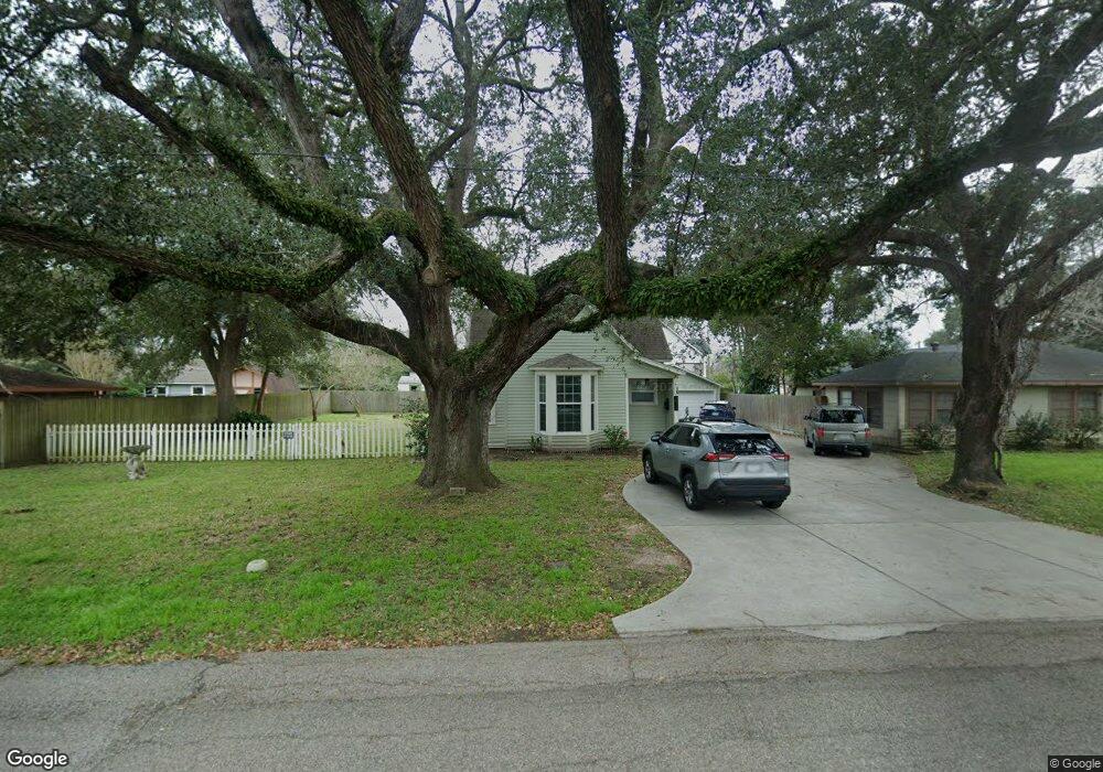 213 N Beauregard St, Alvin, TX 77511 - photo 1