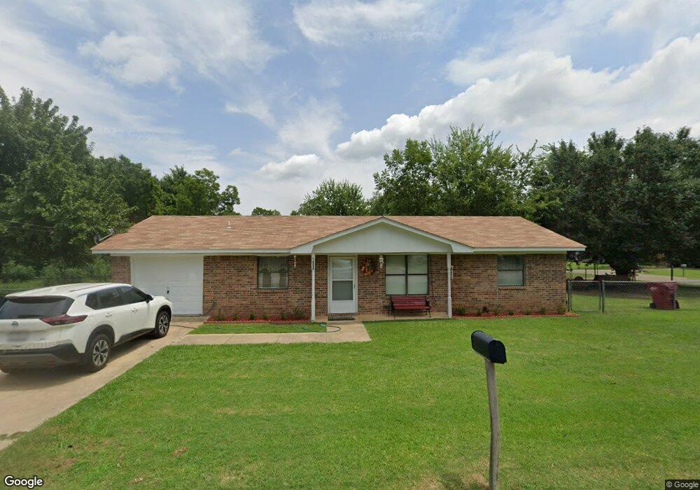 139 Meadowview St, Hugo, OK 74743 - photo 1