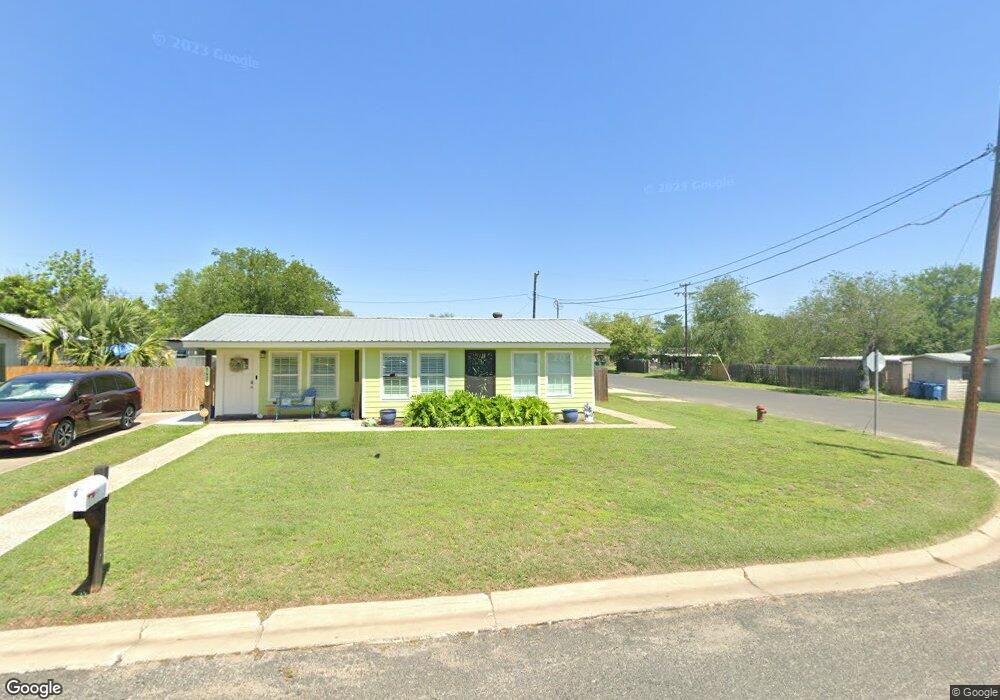 1421 E Rosewood St, Beeville, TX 78102 - photo 1