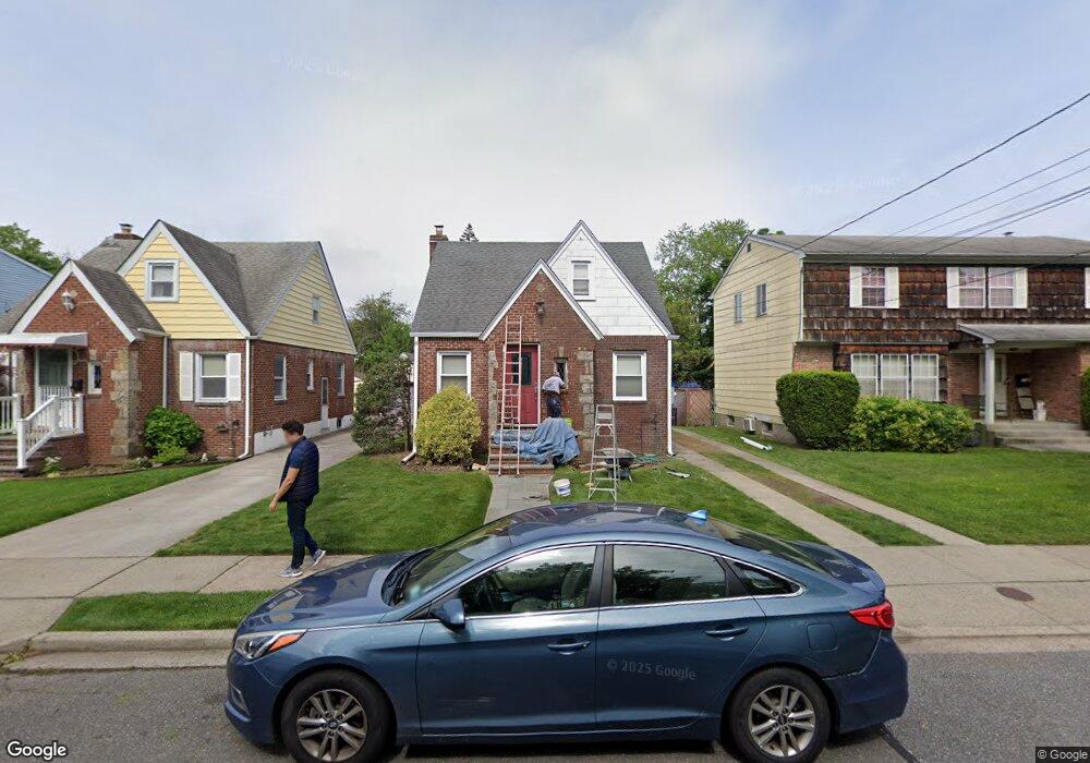 564 Gardenia St, West Hempstead, NY 11552 - photo 1