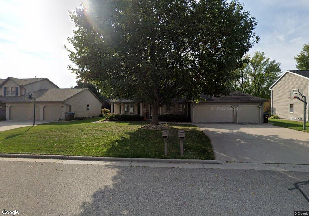 2221 W Roselawn Dr, Appleton, WI 54914 - photo 1