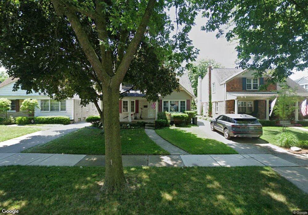 381 Hillcrest Ave, Grosse Pointe Farms, MI 48236 - photo 1