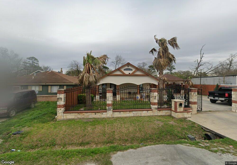 8006 Roswell St, Houston, TX 77022 - photo 1